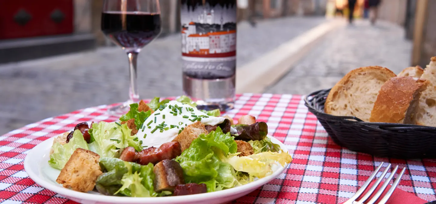 Manger la cuisine Lyonnaise dans une authentique cave voutée